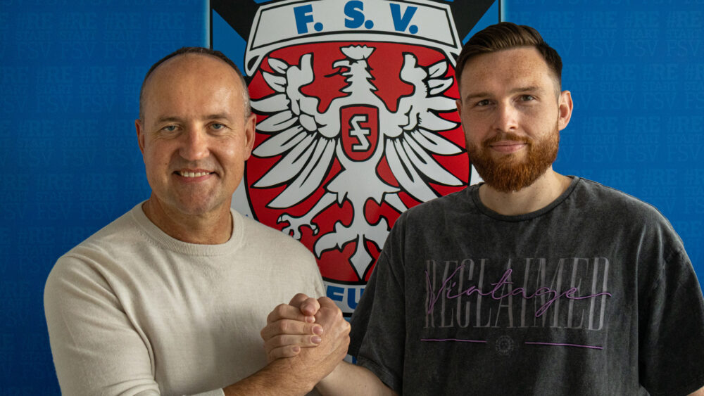 Robert Lempka (links) mit Tim weißmann nach der Vertragsunterschrift