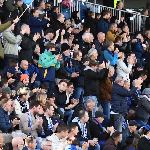 FSV Fans in Block A bejubeln den FSV Frankfurt