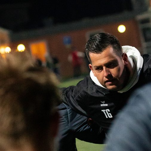 FSV-Cheftrainer Tim Görner bildet gemeinsam mit der Mannschaft einen großen Kreis und lässt die vergangene Partie nochmal Revue passieren.