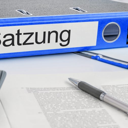 Ordner mit Aufschrift Satzung