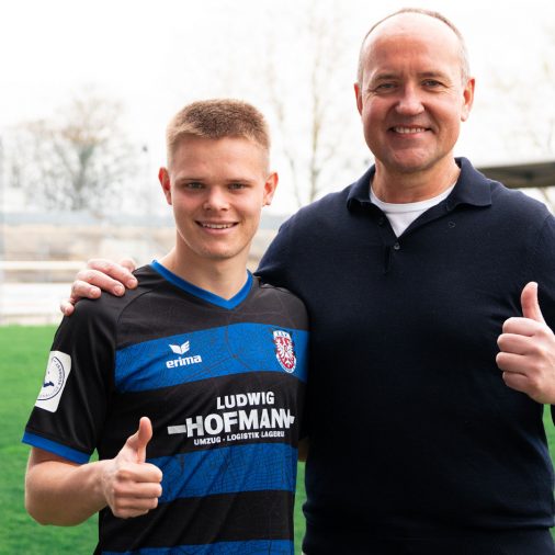 Verteidiger Jan-Erik Eichhorn und FSV-Geschäftsführer Robert Lempka.